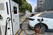 新能源汽车充电能坐车里吗