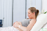 胎位正不正可以用手摸出来吗 孕妇如何摸肚子来确定胎位正不正