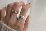 食指戴戒指是什么意思
