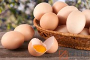 土鸡蛋的蛋黄什么颜色是正常的（土鸡蛋的蛋黄什么颜色是正常的图片）
