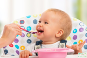 宝宝辅食是两餐之间还是奶前加好 宝宝辅食几点吃比较好