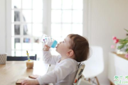 全母乳喂养宝宝需要喝水么 新生儿可以喝水吗