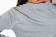 女性后背脊椎中间疼是卵巢囊肿引起吗