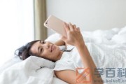 手机放在床头睡觉对人有危害吗（手机放在床头睡觉有辐射吗）