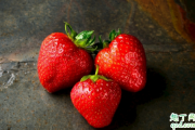 吃草莓会让尿液变色吗 草莓长得奇形怪状能吃吗