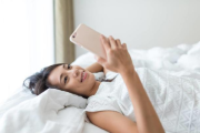 手机放在床头睡觉对人有危害吗