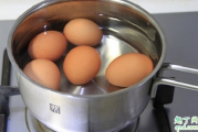 煮鸡蛋鸡蛋壳怎样不裂开 鸡蛋一煮就裂开怎么办