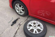汽车轮胎螺丝拆完为什么拔不出来 汽车轮胎卸不下来怎么办
