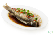 蒸鱼为什么要放个筷子 蒸鱼下面放筷子比较容易熟吗