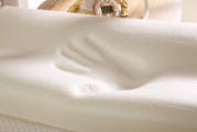 记忆棉枕头是海绵做的吗