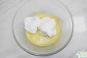 蛋黄糊和蛋白霜融合成水状怎么回事 面糊和蛋白搅拌为什么打成水