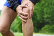 一只膝盖疼一只不疼是不是缺钙