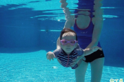 婴儿几个月可以游泳 带宝宝游泳要注意什么
