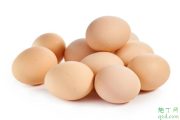 土鸡蛋是什么样子的 鸡蛋怎么看新不新鲜