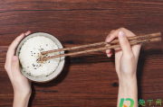 为什么煮木筷子的水是绿色的