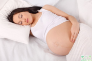 怀孕晚期可以右侧睡吗 孕晚期右侧睡觉对胎儿好不好