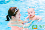 婴儿在家人监护下游泳窒息身亡怎么回事