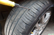 轮胎有小石子需要清理吗 怎么避免汽车轮胎卡石头